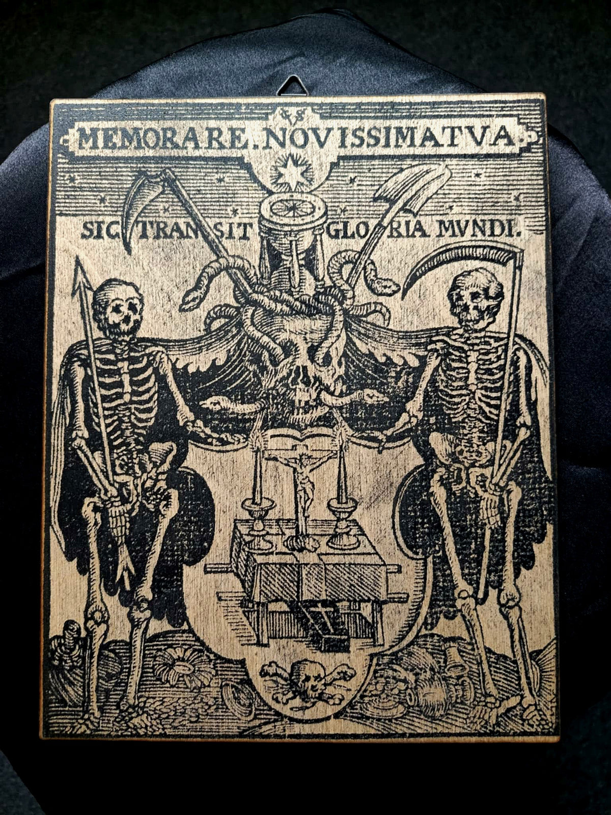 Memorare Novissima Tua – Memento Mori Wooden Wall Decor (23.5 × 18.5 cm)